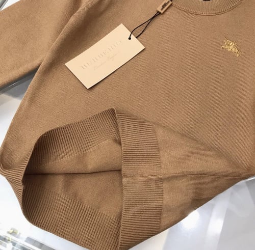 بلوزة بربري من الصوف الناعم اللون الجملي والاسود