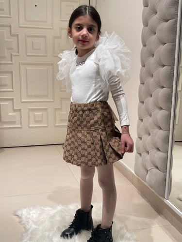 تيور قوتشي فخم مزين بتل على الأكمام