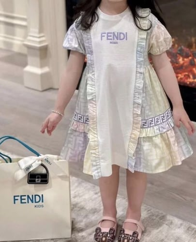 فستان فندي بألوان زاهية