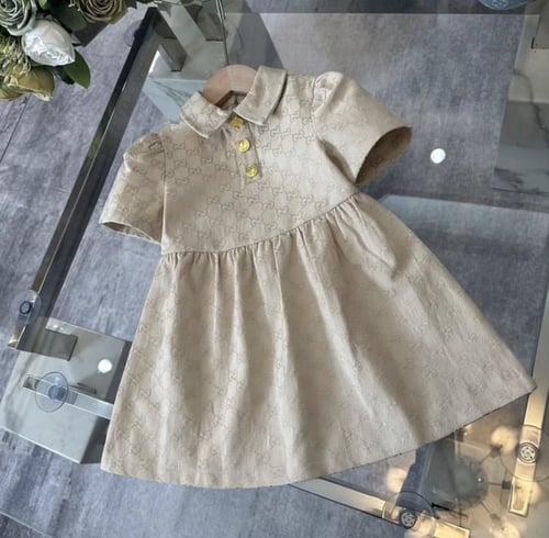 فستان قوتشي مزين بأزارير ذهبي