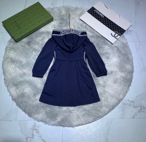 فستان ديور كاجوال مزين ببروش وسحاب وقبعة