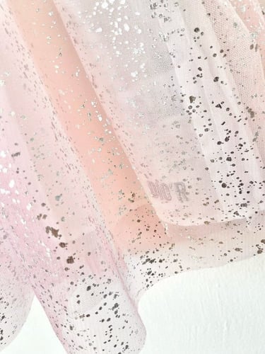 فستان ديور مكلل فضي بتدريج وردي