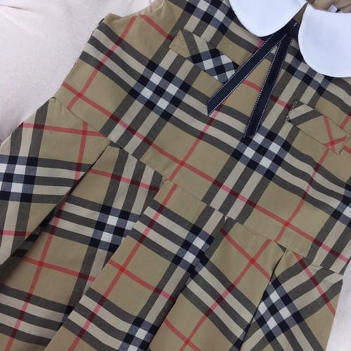 فستان بربري مزين بياقة بيضاء