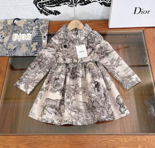 فستان ديور انيق جدا مزين بحزام