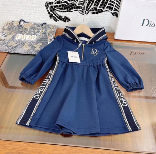 فستان ديور كاجوال مزين ببروش وسحاب وقبعة