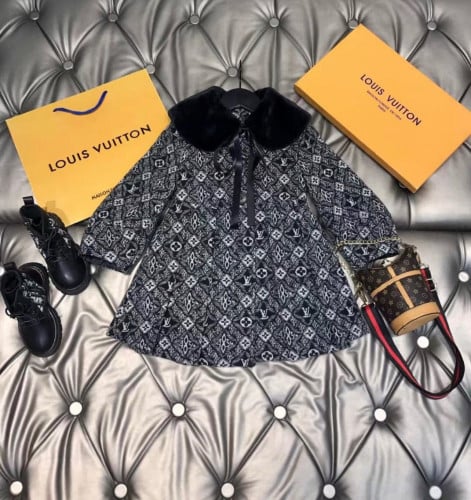 فستان على شكل معطف ثقيل من LV مزين بفرو على الرقبة