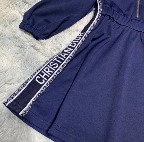 فستان ديور كاجوال مزين ببروش وسحاب وقبعة