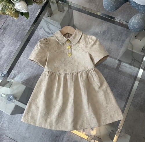 فستان قوتشي مزين بأزارير ذهبي