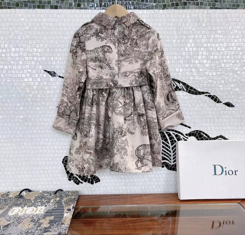 فستان ديور انيق جدا مزين بحزام