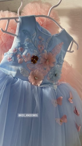 فستان تل منفوش مزين بفراشات وورود بارزة وكريستال