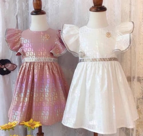 فستان فندي اللون الابيض مزين ببروش فصوص