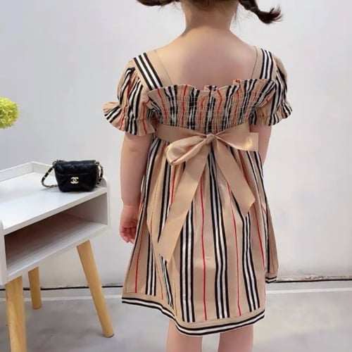 فستان بربري مزين بحزام وبروش