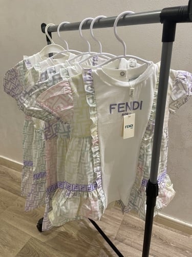 فستان فندي بألوان زاهية