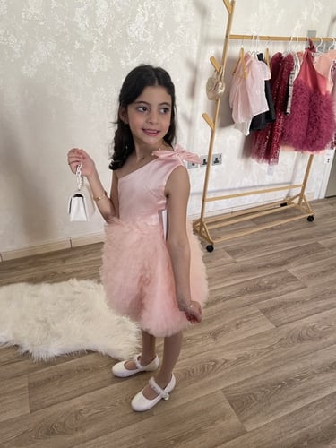 فستان فخم للمناسبات مزين بفيونكة على الكتف