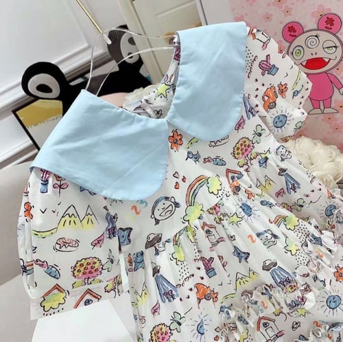 فستان قوتشي مزين برسومات وياقة كبيرة وكرانيش