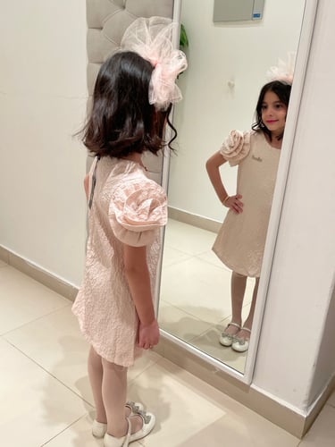 فستان مكلل ذهبي ومزين ببروش