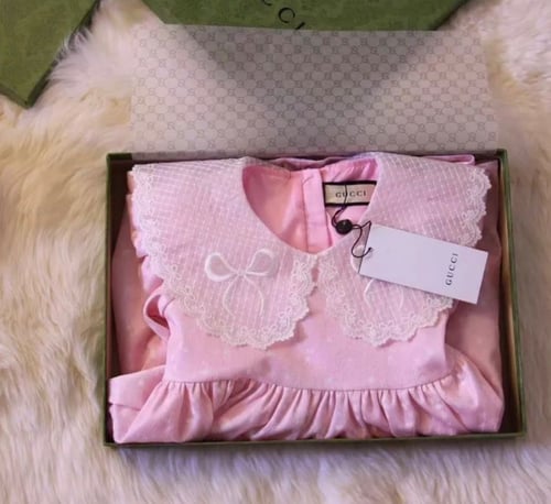 فستان دانتيل مبطن مزين بياقة فخمة