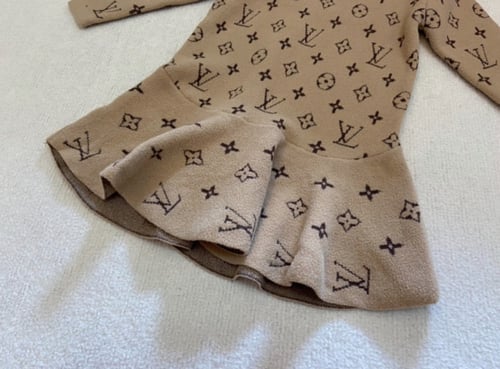 فستان LV صوف محبوك مزين بكرنيشة