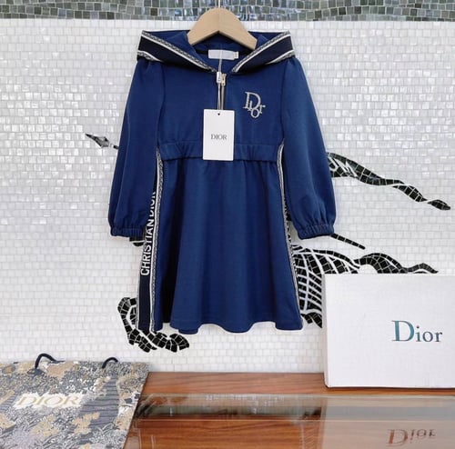 فستان ديور كاجوال مزين ببروش وسحاب وقبعة