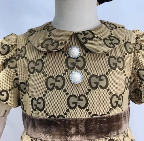 فستان قوتشي بأكمام بف مزين بازارير لؤلؤ