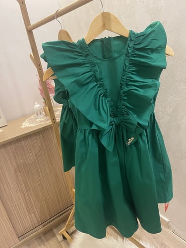 فستان ch باللون الزمردي مزين بكرانيش وبروش كريستال