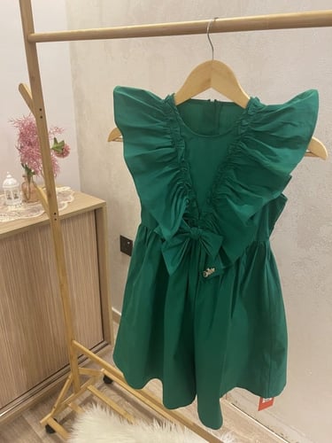 فستان ch باللون الزمردي مزين بكرانيش وبروش كريستال