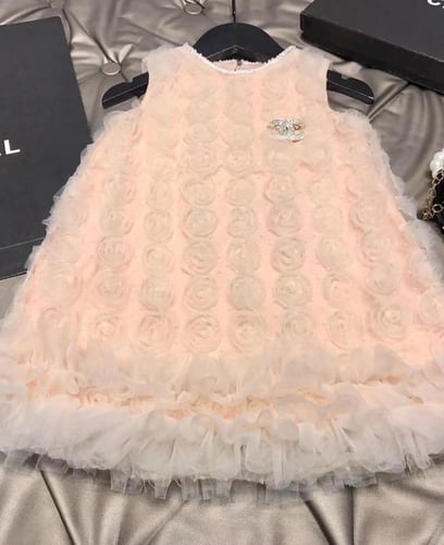 فستان مزين بورود بارزة وبروش كريستال