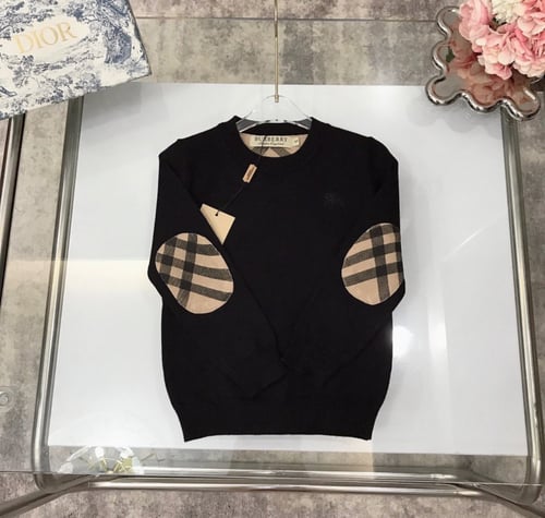 بلوزة بربري من الصوف الناعم اللون الجملي والاسود