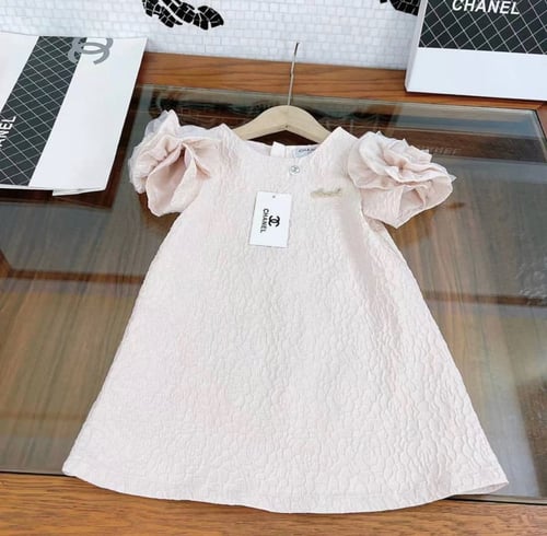 فستان مكلل ذهبي ومزين ببروش