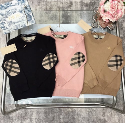 بلوزة بربري من الصوف الناعم اللون الجملي والاسود