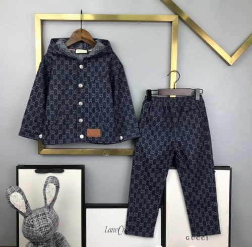 بدلة قوتشي جينز مع قبعة انيقة وعملية