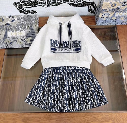 تيور ديور مزين بكسر والتطريز على البلوفر بارز بالك...