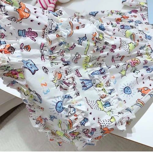 فستان قوتشي مزين برسومات وياقة كبيرة وكرانيش