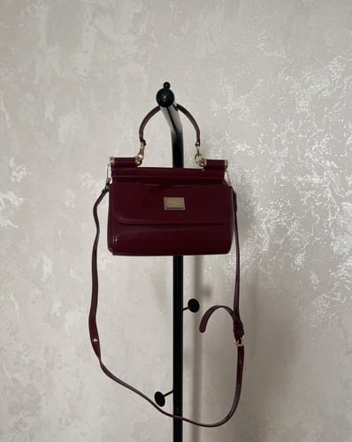 حقيبة سيسلي d&g باللون البرغندي اللامع