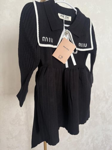 فستان ميوميو صوف مزين بياقة انيقة وبروش