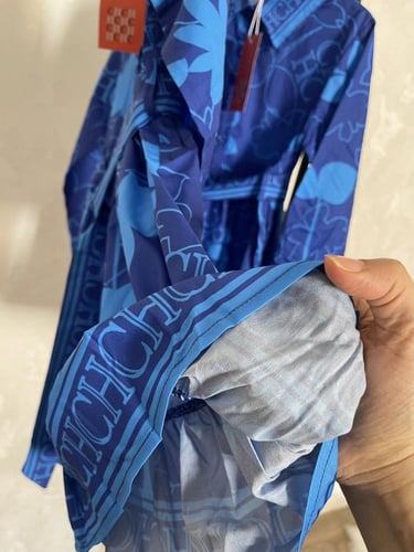 فستان ch مورد مزين بياقة وكرنيشة من الاسفل