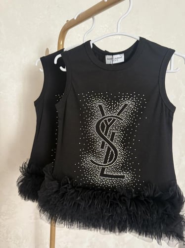 فستان سان لوران مزين بكشكشة من الاسفل وكريستال ولؤ...