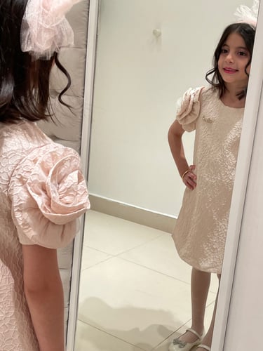 فستان مكلل ذهبي ومزين ببروش