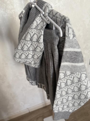 تيور ديور رمادي صوف بالكامل ٣ قطع سويتر+تنورة+قبعة