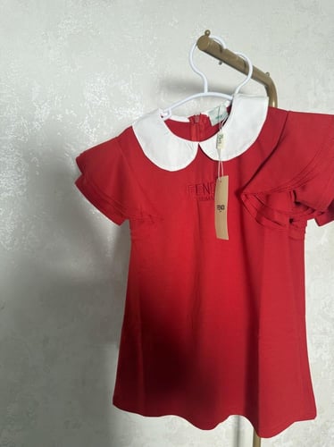 فستان فندي مزين بياقة وحركة على الكتف