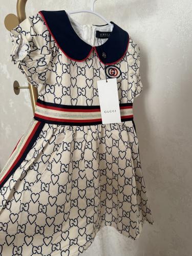 فستان قوتشي مزين بفصوص وياقة وعلامة الماركة بارزة