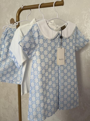 فستان قوتشي سماوي مزين بياقة بيضاء