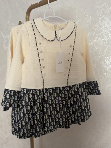 فستان ديور أنيق مزين بكسر من الاسفل