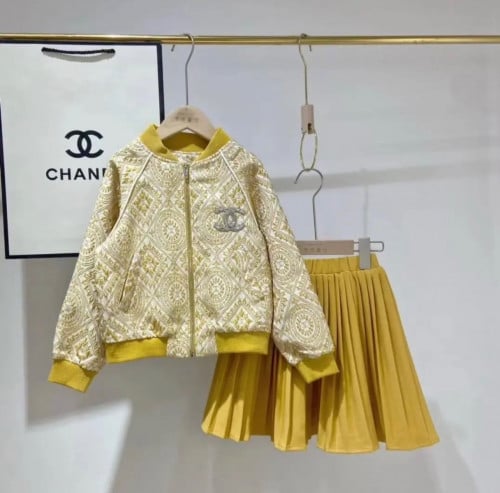 تيور شانيل بلون مميز وبروش كريستال فخم