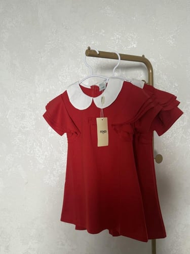 فستان فندي مزين بياقة وحركة على الكتف