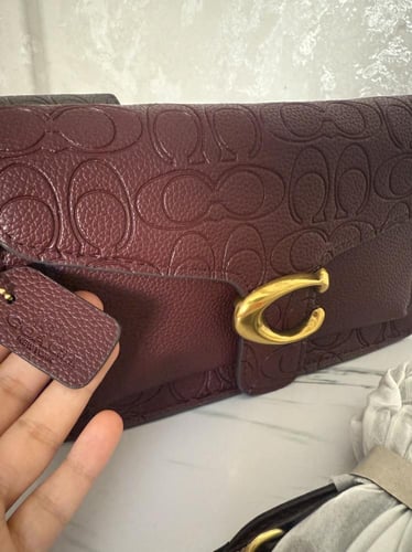 حقيبة كوتش باللون البرغندي المطفي الحجم الكبير