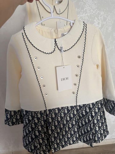 فستان ديور أنيق مزين بكسر من الاسفل