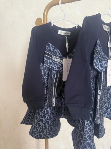 فستان ديور مزين بفيونكة كبيرة