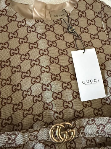 فستان قوتشي جاكار مزين بحزام ذهبي