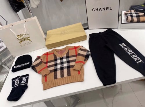 بدلة ولادي صوف مكونة من 3قطع بلوزة+وبنطلون+طاقية